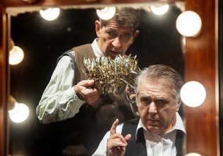 Είδαμε τον «Αμπιγιέρ» με τους Ιεροκλή Μιχαηλίδη και Γεράσιμο Σκιαδαρέση στο Τζένη Καρέζη