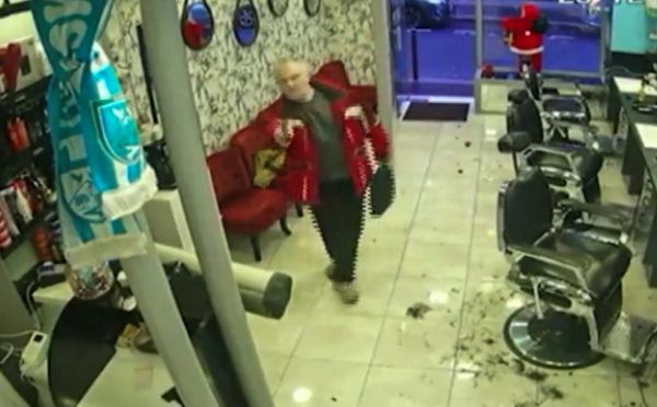 Παρίσι: Η στιγμή που ο μακελάρης μπαίνει σε κουρείο με το όπλο στο χέρι – Συγκλονιστικό βίντεο