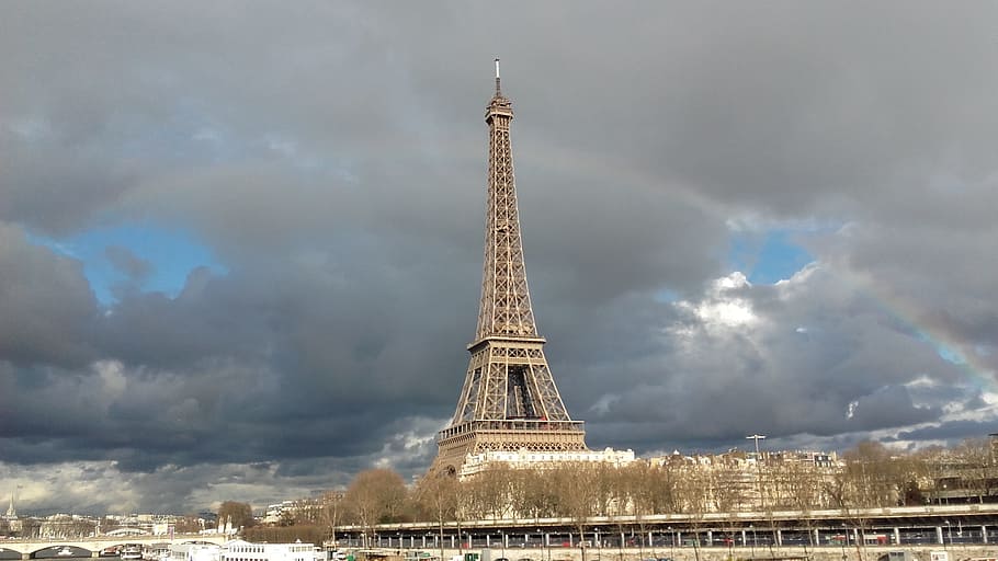 Γαλλία: Τμήματα του Παρισιού βυθίστηκαν στο σκοτάδι – Αποδίδεται σε τεχνικό πρόβλημα