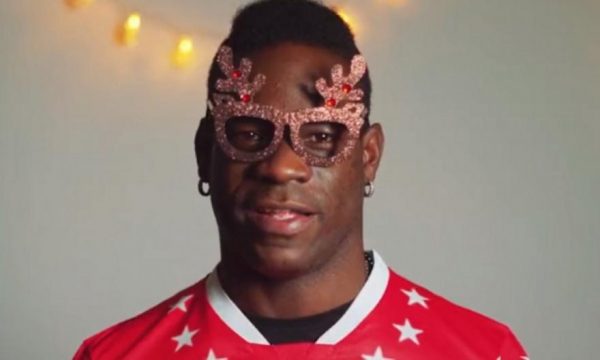 Ο Μπαλοτέλι μοίρασε ευχές με τον δικό του… ξεχωριστό τρόπο