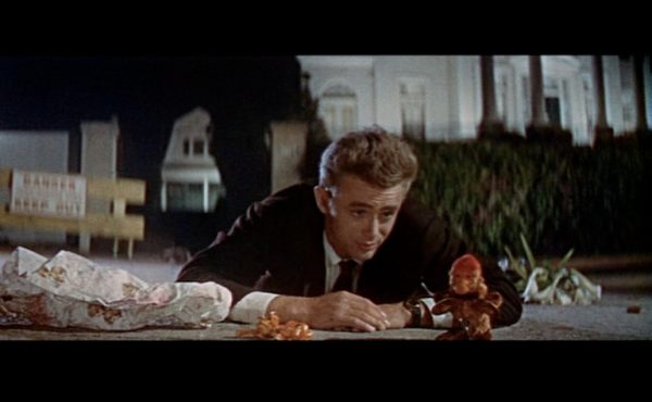 Στιγμιότυπο από την ταινία «Επαναστάτης Χωρίς Αιτία» με τον James Dean και το σπάνιο κουκλάκι