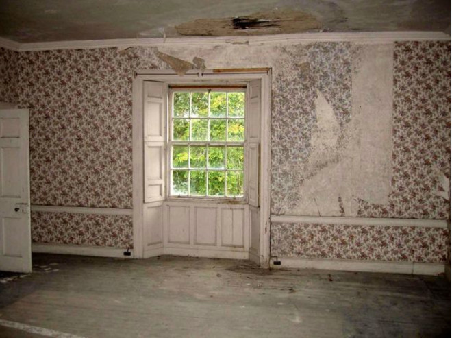 Εικόνες εγκατάλειψης: Μέσα στην έπαυλη που στέγασε την Coco Chanel και τον Winston Churchill