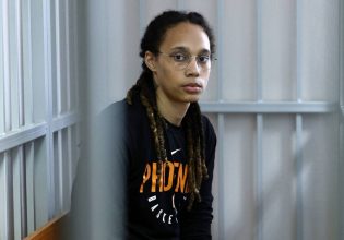 Η στιγμή που οι Αμερικάνοι και οι Ρώσοι ανταλλάσσουν την Γκράινερ με τον Μπουτ (vid)