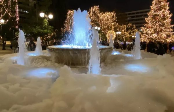 Γέμισε αφρούς το συντριβάνι στο Σύνταγμα