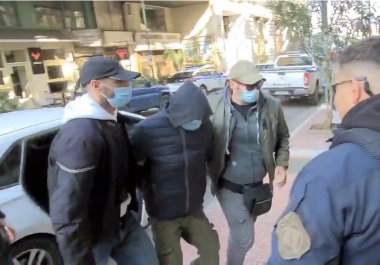 Γυναικοκτονία στον Πειραιά: Στα δικαστήρια ο καθ’ ομολογίαν δράστης