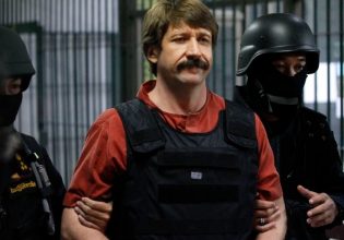 Ρωσία: Ο Βίκτορ Μπουτ επέστρεψε στην πατρίδα του – Η μητέρα του ευχαριστεί τον Πούτιν για την απελευθέρωσή του