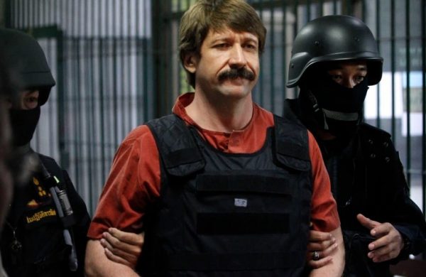 Ρωσία: Ο Βίκτορ Μπουτ επέστρεψε στην πατρίδα του – Η μητέρα του ευχαριστεί τον Πούτιν για την απελευθέρωσή του