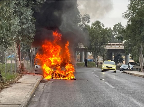 Φωτιά στη Συγγρού – Όχημα τυλίχτηκε στις φλόγες