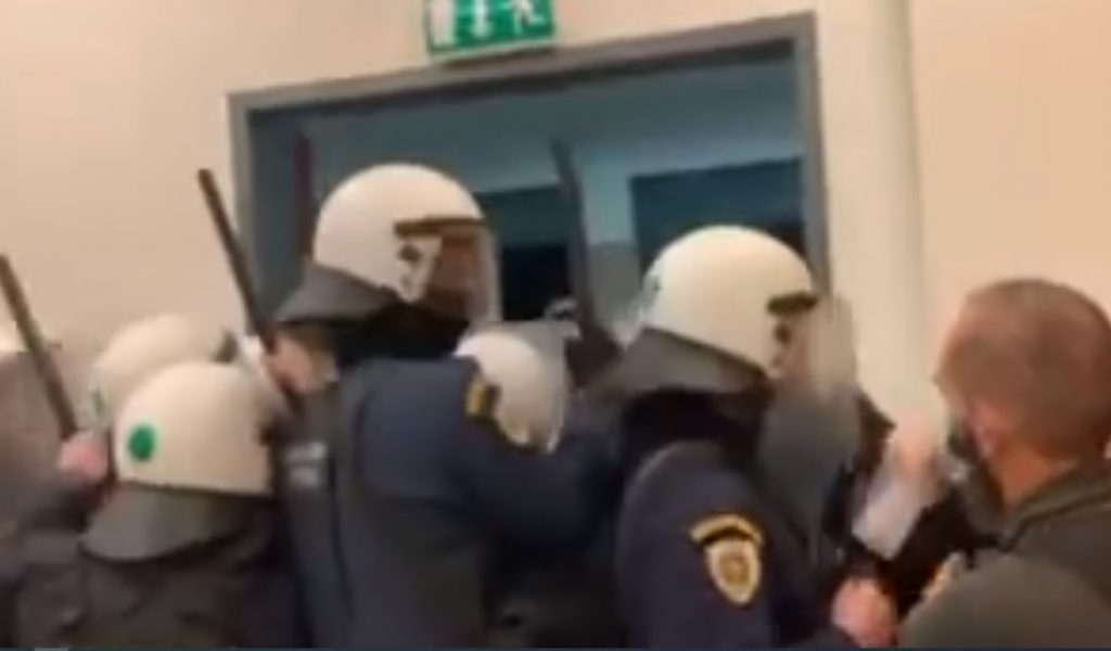 Ηλιούπολη: Απαράδεκτες σκηνές – Ξύλο από ΜΑΤ μέσα στο δικαστήριο