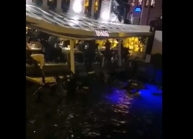 Κωνσταντινούπολη: Κατέρρευσε τμήμα εστιατορίου στην περιοχή Μπεμπέκ – Άνθρωποι βρέθηκαν στη θάλασσα