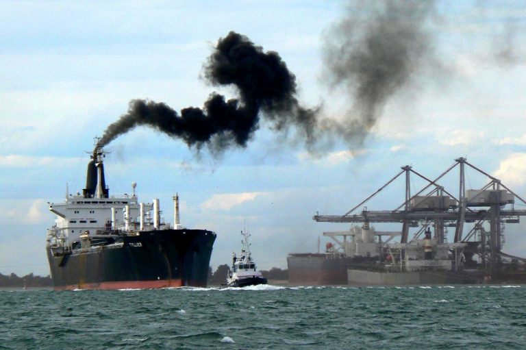 Κλιματική αλλαγή: Συμφωνία στην ΕΕ για χρέωση των εκπομπών της ναυτιλίας