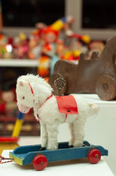 Σπάνιο κουρδιστό παιχνίδι του Βασίλη Κούλογλου | Image by Marina Koutsoumpa