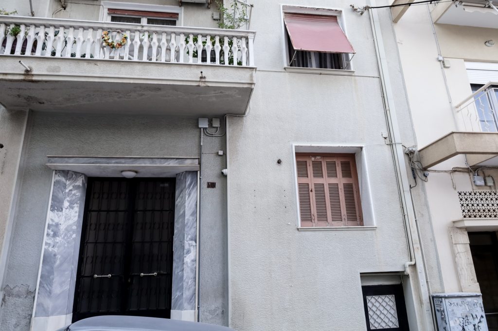 Γυναικοκτονία στον Πειραιά: «Πριν μια εβδομάδα είχαμε ακούσει τσακωμούς» – Τι αποκάλυψε γειτόνισσα του ζευγαριού