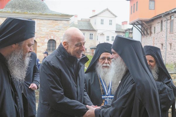 Αγιο Ορος: Τι σηματοδοτεί η επίσκεψη του Νίκου Δένδια