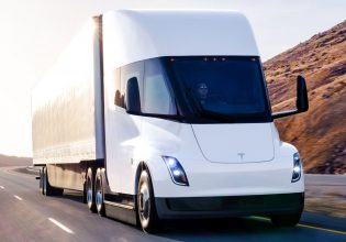 Tesla: O Μασκ παρέδωσε την πρώτη ηλεκτρική νταλίκα αλλά δεν είπε πόσο κάνει