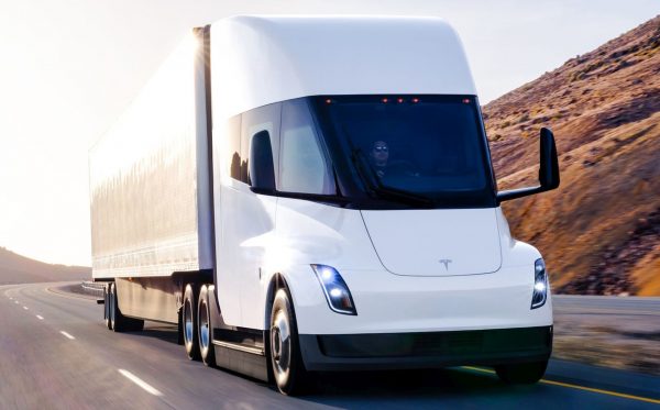 Tesla: O Μασκ παρέδωσε την πρώτη ηλεκτρική νταλίκα αλλά δεν είπε πόσο κάνει