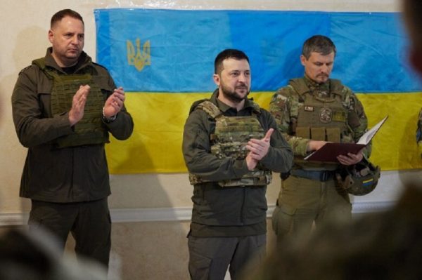 Πόλεμος στην Ουκρανία: Επίσκεψη Ζελένσκι στο Ντονμπάς