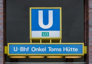 Διχασμένοι οι Βερολινέζοι με στάση του μετρό που λέγεται «Καλύβα του μπαρμπα-Θωμά»