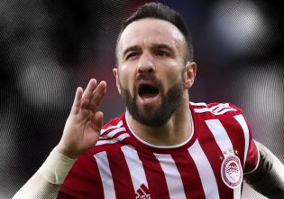 Τρομερός Βαλμπουενά, με κόκκινο καπνογόνο μπροστά από την Ακρόπολη