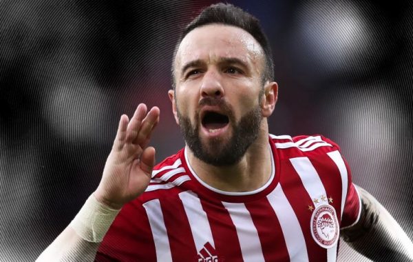 Τρομερός Βαλμπουενά, με κόκκινο καπνογόνο μπροστά από την Ακρόπολη