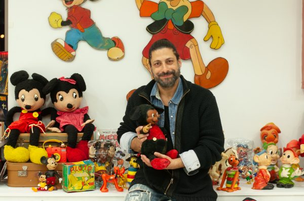 Ο Βασίλης Κούλογλου με τον σπάνιο Μίκυ που έχει στη συλλογή του | Image by Marina Koutsoumpa