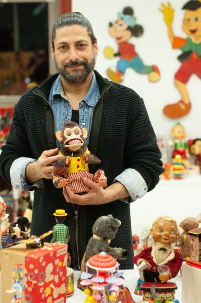 Ο Βασίλης Κούλογλου με το κουκλάκι του Toy Story | Image by Marina Koutsoumpa