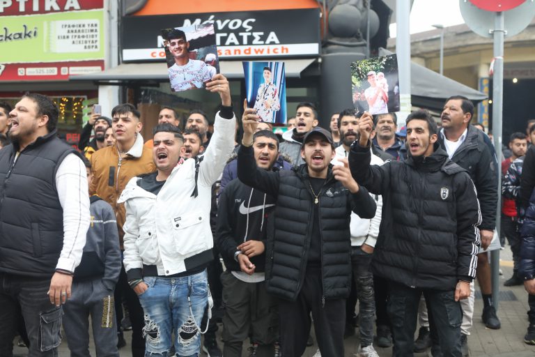 Θεσσαλονίκη: «Δεν ήταν η βενζίνη, δεν ήταν τα λεφτά» – Συγκέντρωση Ρομά έξω από τα δικαστήρια για τον 16χρονο