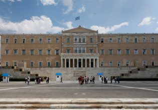 Συνελήφθη 17χρονη μαθήτρια που προσπάθησε να μπει με μαχαίρι στη Βουλή