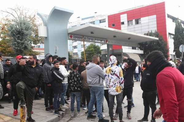 Θεσσαλονίκη: Επισκέφτηκε τους γονείς του 16χρονου ο γγ Κοινωνικής Αλληλεγγύης – Οργή συγκεντρωμένων στο Ιπποκράτειο
