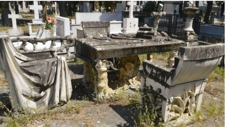 Στον Βόλο βρίσκεται ένας ασυνήθιστος τάφος με τραπέζι και καρέκλες