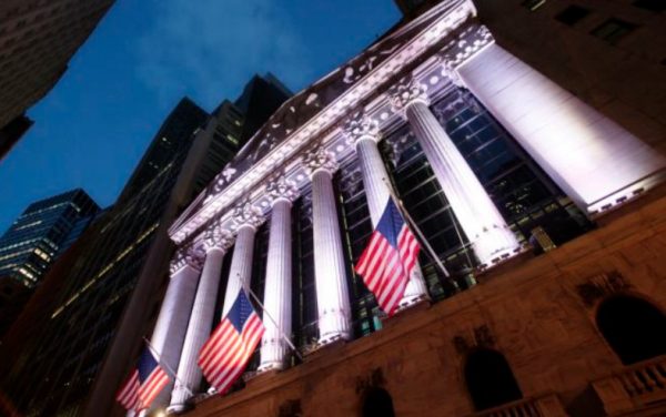 Wall Street: Άντεξε και έσωσε την εβδομάδα