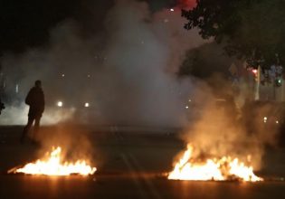 Πυροβολισμός 16χρονου Ρομά: Νύχτα οργής – Συγκρούσεις με την αστυνομία και καταστροφές