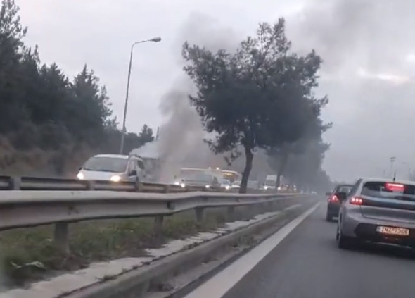 Θεσσαλονίκη: Φωτιά σε σχολικό λεωφορείο – Συναγερμός στην Πυροσβεστική