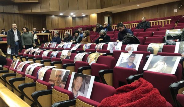 Δίκη για το Μάτι: Φορτισμένο το κλίμα – Η συμβολική κίνηση των συγγενών των θυμάτων