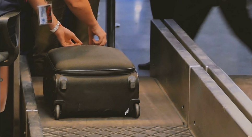 Υποκλοπές: Πώς έκλεψαν την τσάντα του Τέλλογλου στο αεροδρόμιο της Θεσσαλονίκης - Η καταγγελία συνεργάτιδάς του