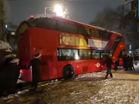 Βρετανία: Λεωφορείο κολλά στο χιόνι κι οι επιβάτες αναλαμβάνουν δράση