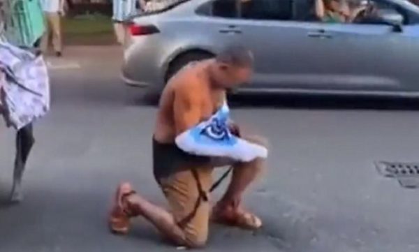 Μουντιάλ 2022: Φίλοι της Αργεντινής χαρίζουν φανέλα σε άστεγο για να πανηγυρίσει μαζί τους