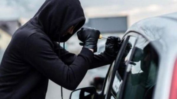 Βασίλης Σπανάκης: Διέρρηξαν το αυτοκίνητό του στη Νέα Σμύρνη