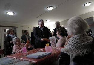 Η συνάντηση Κουτσούμπα με τη Μαίρη Λίντα και το… «θα σε πάρω να φύγουμε»