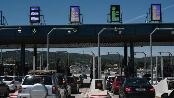 Κορυφώνεται η έξοδος των Χριστουγέννων: Τα μέτρα της Τροχαίας, σε ισχύ η απαγόρευση κυκλοφορίας φορτηγών