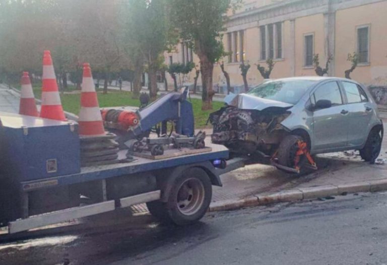Πολυτεχνείο: Τροχαίο στην οδό Πατησίων – Αυτοκίνητο «καρφώθηκε» σε φανάρι