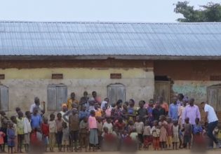 Ουγκάντα: Αγρότης με 12 συζύγους, 102 παιδιά και 568 εγγόνια νιώθει… τώρα την κρίση ακρίβειας