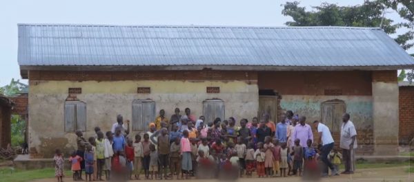Ουγκάντα: Αγρότης με 12 συζύγους, 102 παιδιά και 568 εγγόνια νιώθει… τώρα την κρίση ακρίβειας