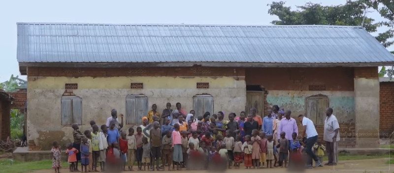 Ουγκάντα: Αγρότης με 12 συζύγους, 102 παιδιά και 568 εγγόνια νιώθει... τώρα την κρίση ακρίβειας