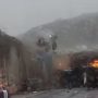 ΗΠΑ: Φορτηγό πέφτει από αυτοκινητόδρομο πάνω σε τρακαρισμένα οχήματα