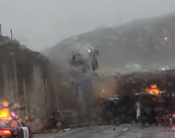 ΗΠΑ: Φορτηγό πέφτει από αυτοκινητόδρομο πάνω σε τρακαρισμένα οχήματα