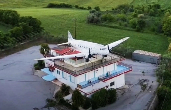 Κατερίνη: Όταν αεροπλάνο... προσγειώθηκε στην ταράτσα διώροφου κτιρίου - Η ιστορία του θρυλικότερου μπαρ της Ελλάδας