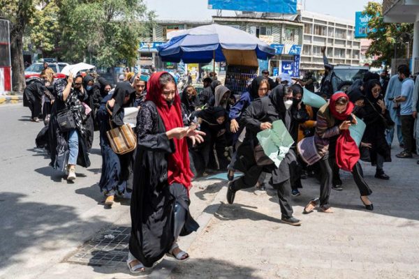 Αφγανιστάν: Γυναίκες διαδηλώνουν ενάντια στην απαγόρευση φοίτησης στα Πανεπιστήμια – Άνδρες φοιτητές αρνούνται να εξεταστούν