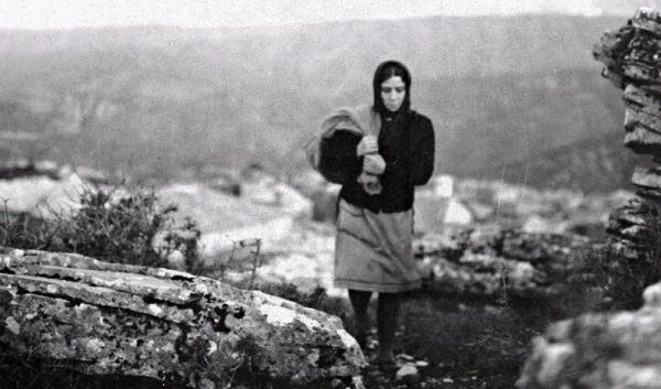 Στην Αθήνα ταξιδεύει η μεγάλη έκθεση του 63ου ΦΚΘ, η οποία εμπνέεται από την Αναπαράσταση του Αγγελόπουλου