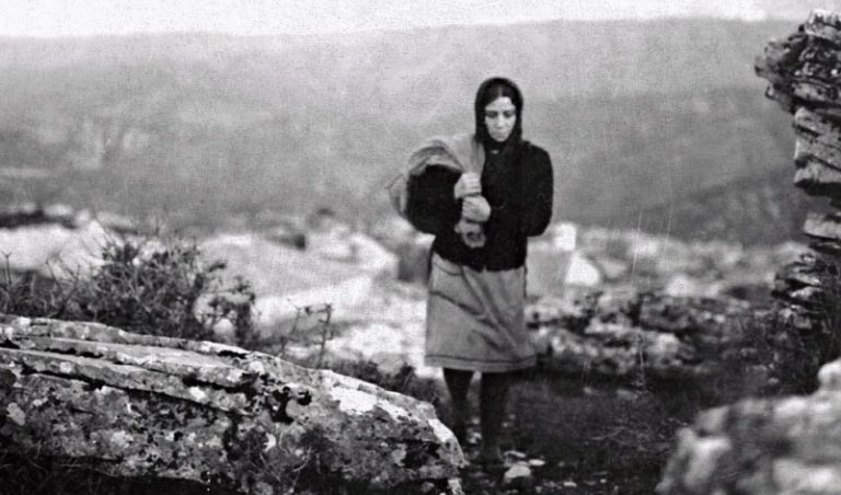 Στην Αθήνα ταξιδεύει η μεγάλη έκθεση του 63ου ΦΚΘ, η οποία εμπνέεται από την Αναπαράσταση του Αγγελόπουλου